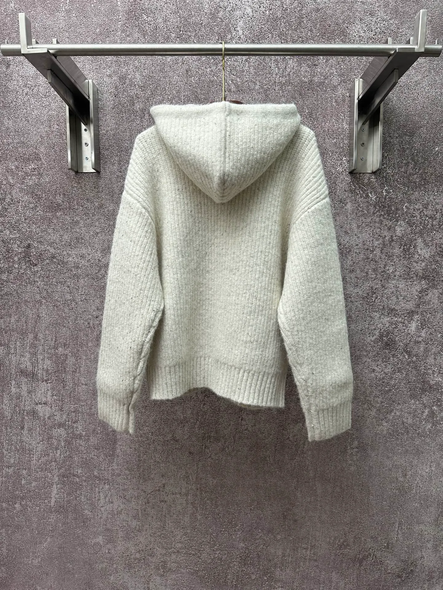 P640 Chrome25 new Chrome heart logo pocket wool knitted hooded jacket 100% wool blended fabric, soft and comfortable, super comfortable to wear! The front zipper design makes it easy to put on and take off, and the cross + metal nameplate embellishment on the chest gives it a full retro feel. Hooded + drawstring, practical and fashionable, can be easily worn in daily or street style in autumn and winter, warm and stylish!  Size: S M L